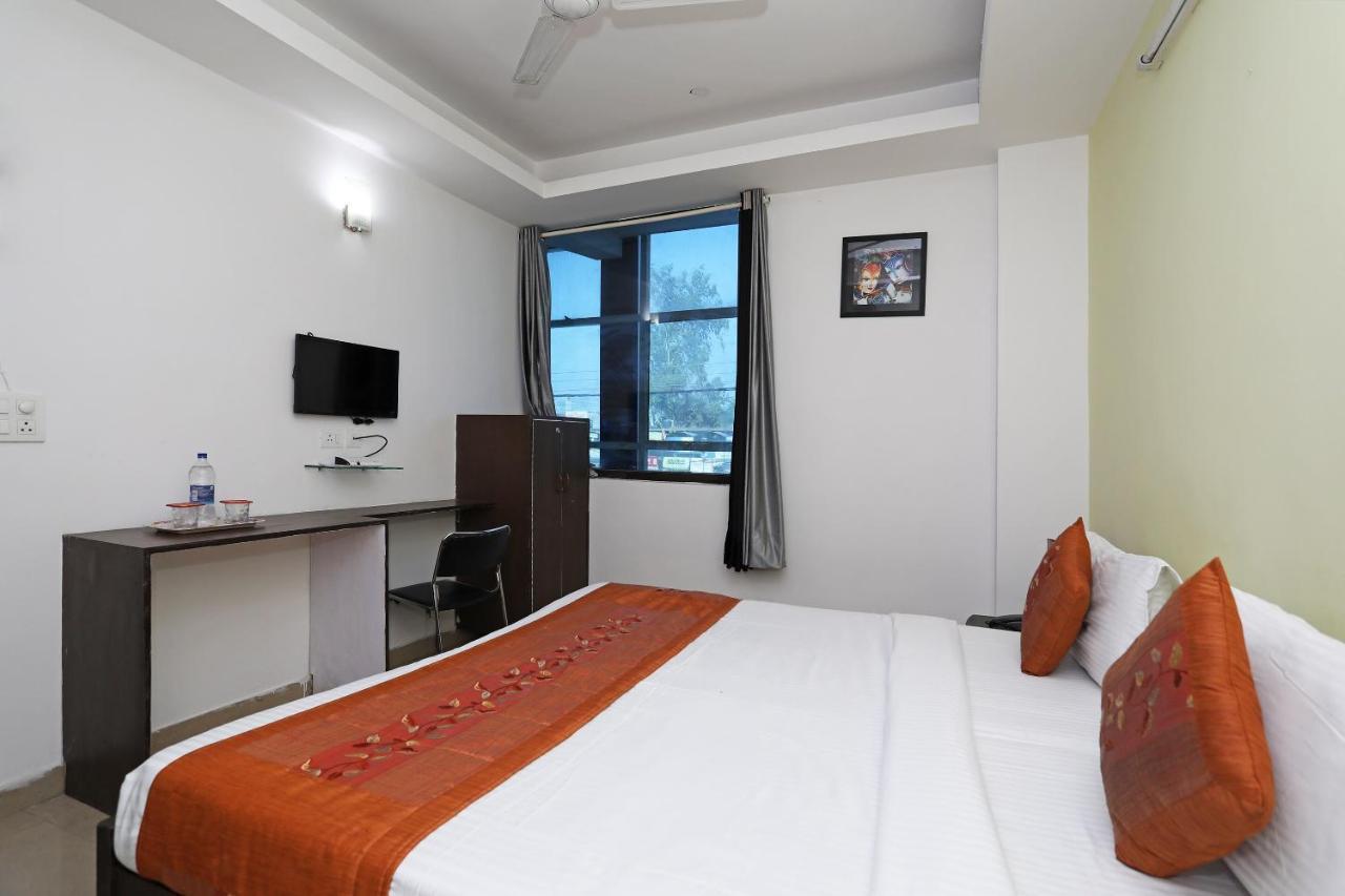 Oyo 11392 The Hotel Grand Hospitality Noida Ngoại thất bức ảnh